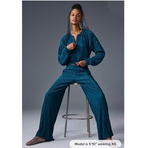 EUC Alo Yoga Micro Plissé Pant in Eclipse Blue (Size Small)